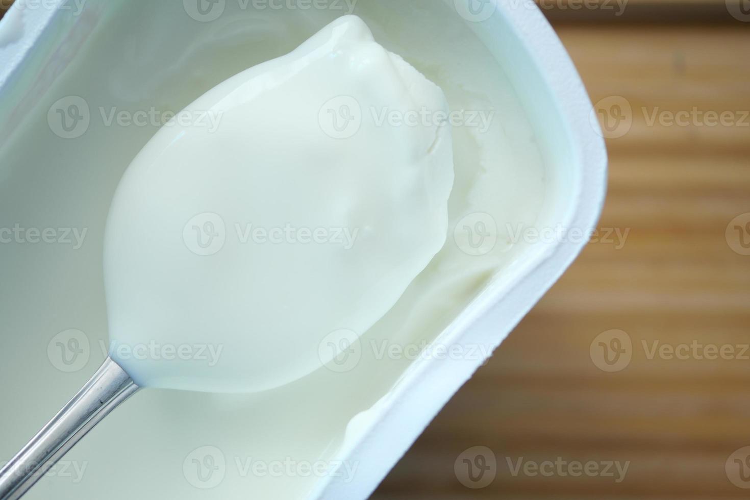 yogur fresco en un recipiente sobre la mesa foto