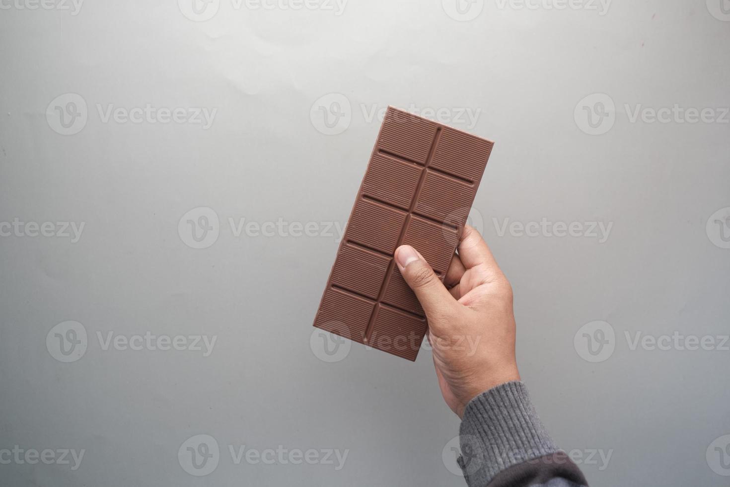 vista superior de hombres dorados un chocolate oscuro sobre fondo gris foto