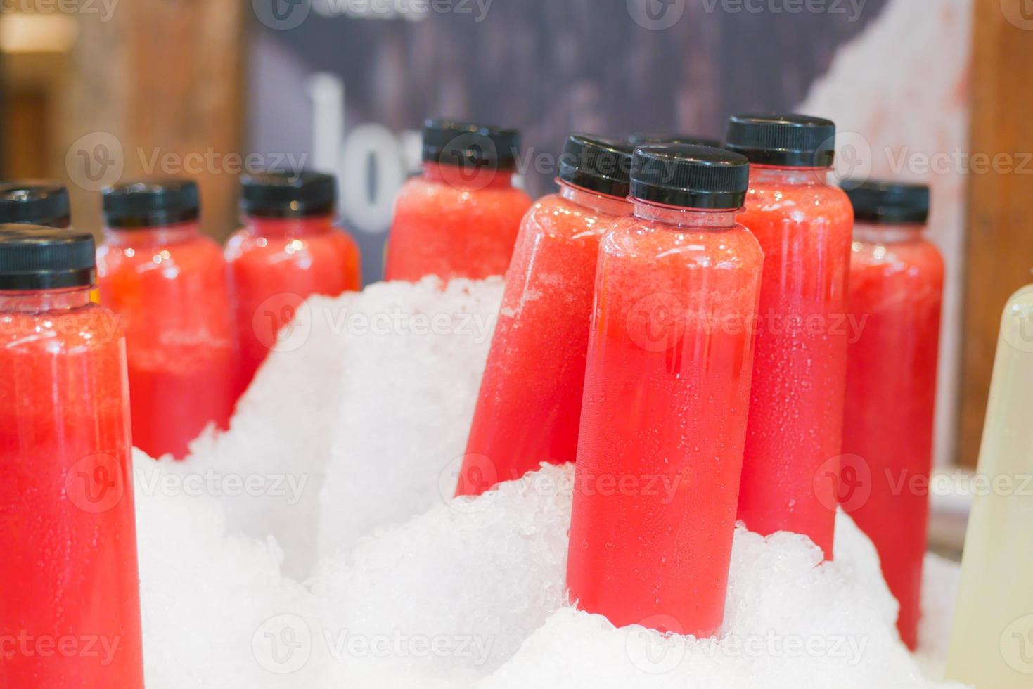 botellas de plástico de refresco en cubo de hielo foto