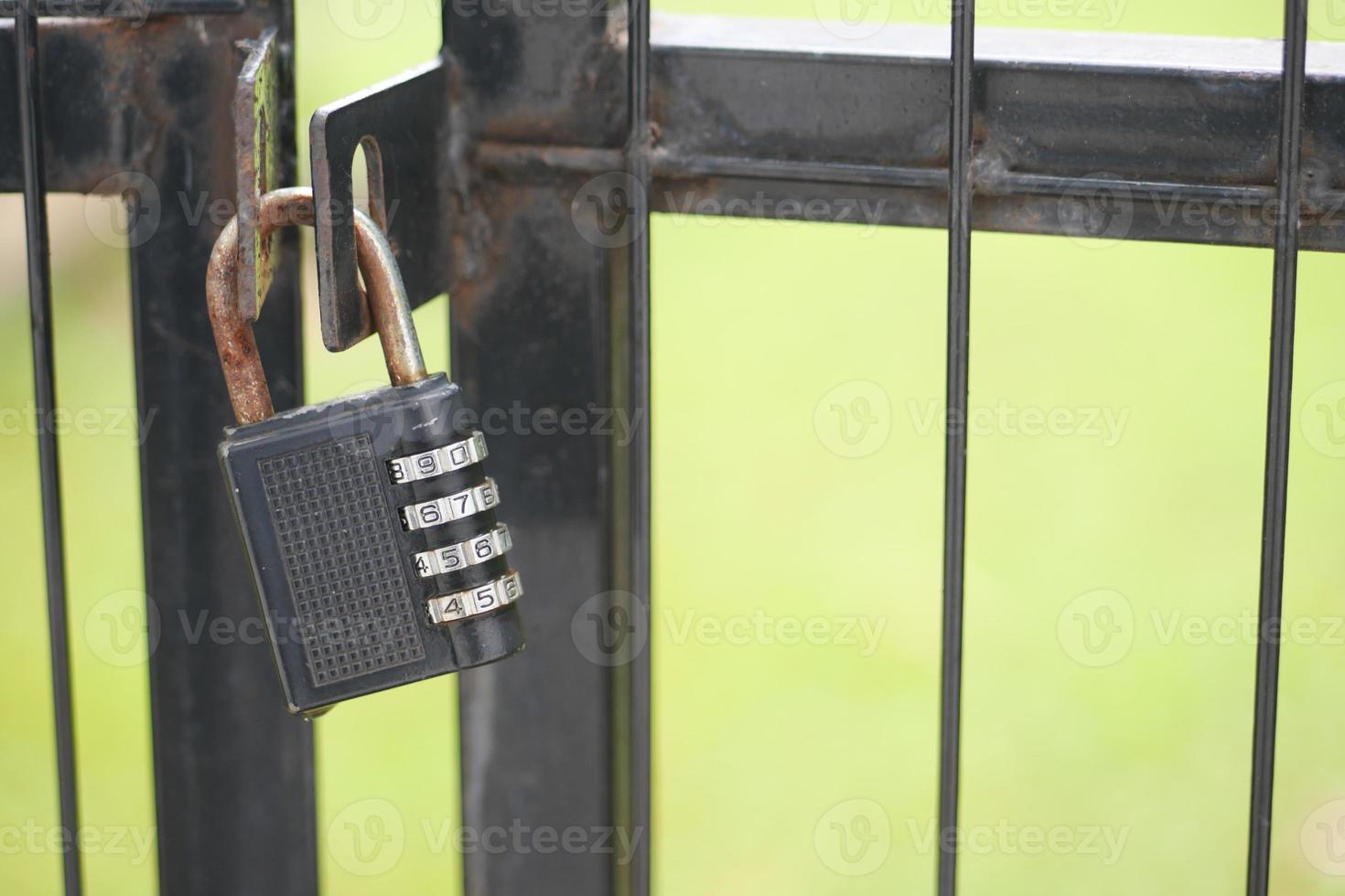 fecha puerta estaba cerrada con candados y cadenas foto