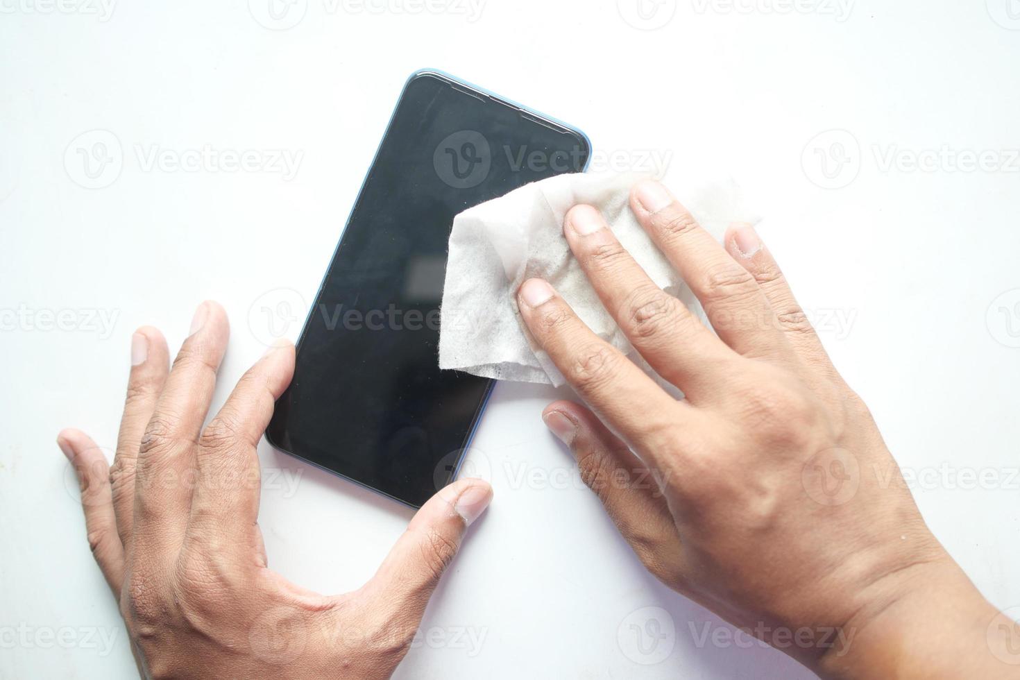 limpieza de la pantalla del teléfono móvil para prevenir virus foto