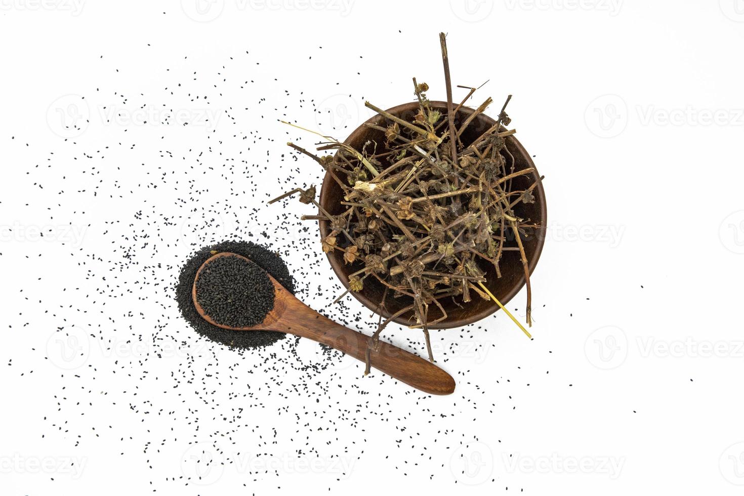 nigella o comino negro con semillas medicinales de tulsi sobre fondo blanco foto