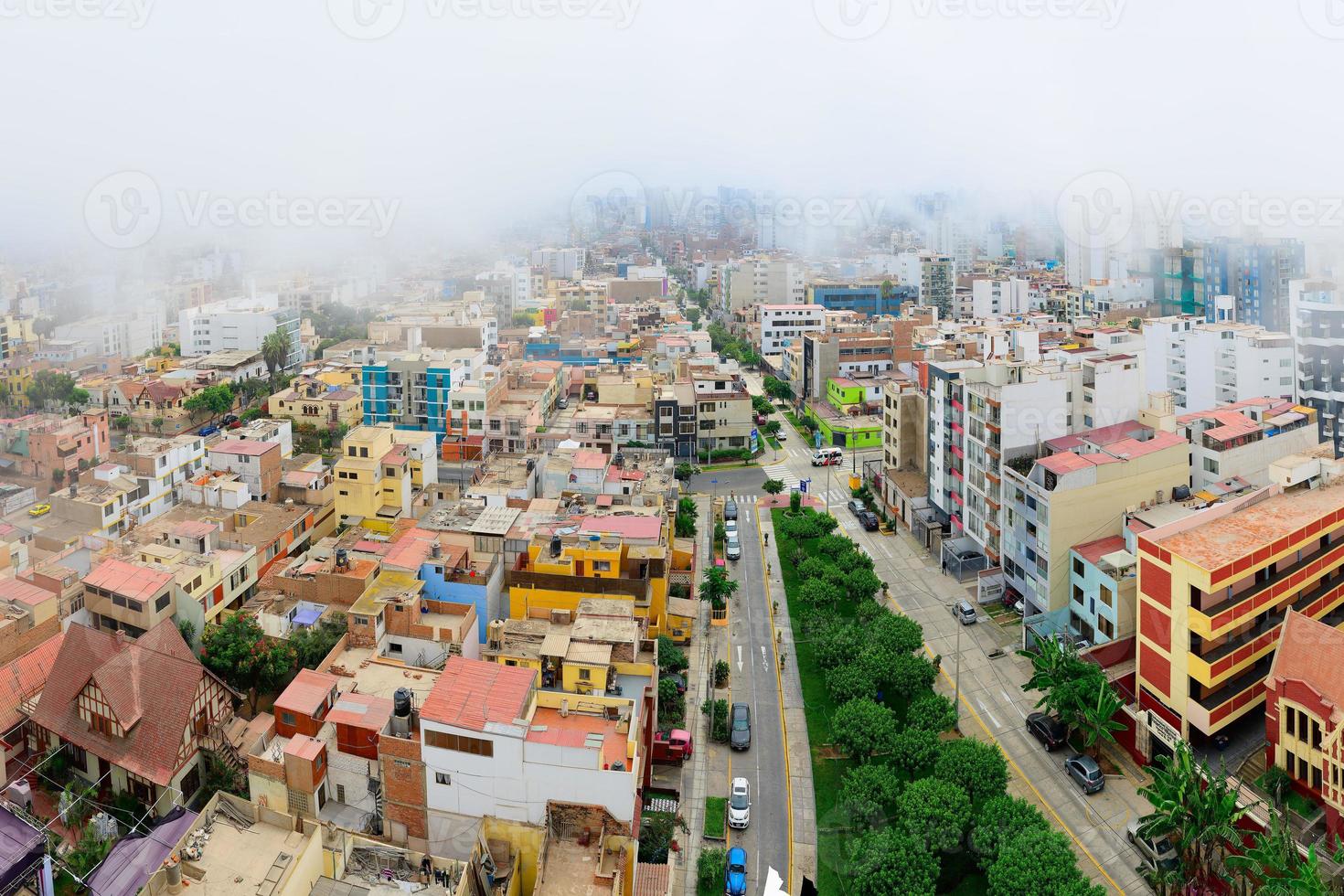 niebla de garúa. clima tipico en la ciudad de lima capital del peru foto