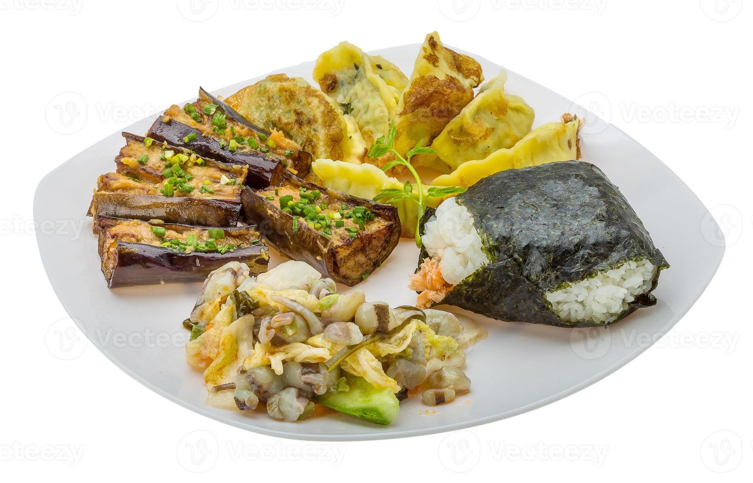 comida tradicional japonesa en el plato y fondo blanco foto