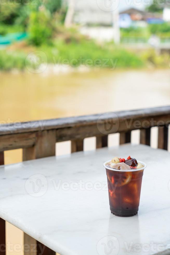 jugo de fruta de monje con raíz de loto, bayas de goji y azufaifo foto