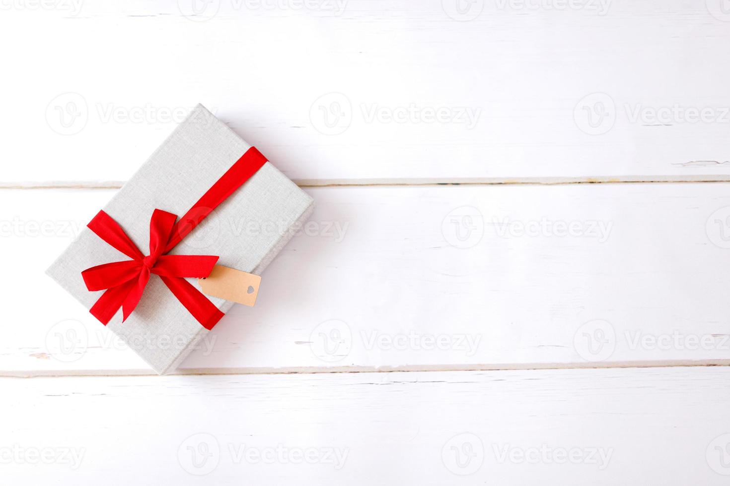 regalos de navidad y adornos en blanco. foto