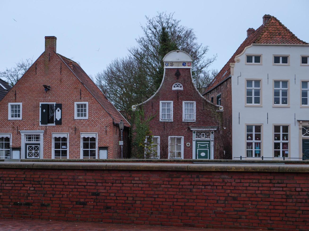 Greetsiel, Alemania, 2020: el pueblo de Greetsiel en el mar del Norte en Alemania foto