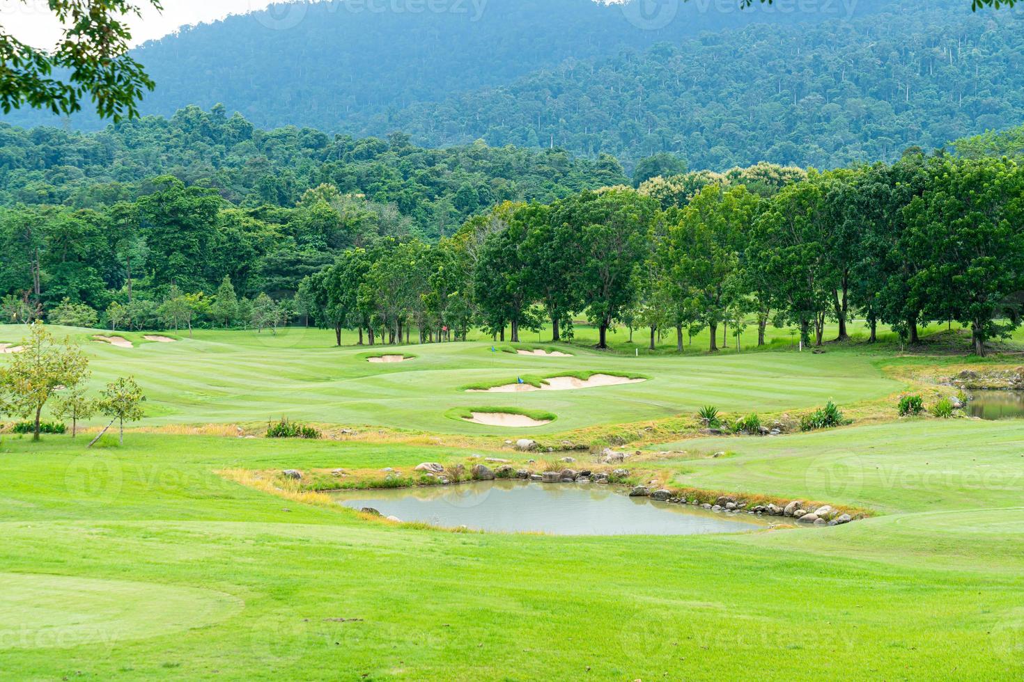 green con bunkers de arena en campo de golf foto