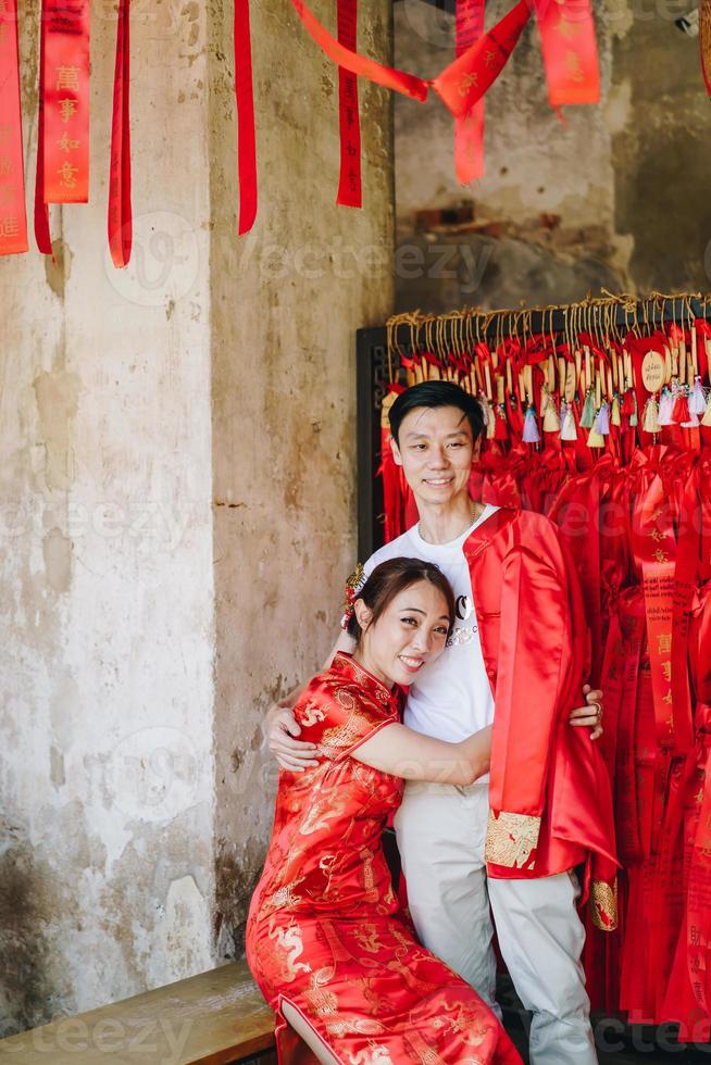 feliz joven pareja asiática en vestidos tradicionales chinos foto