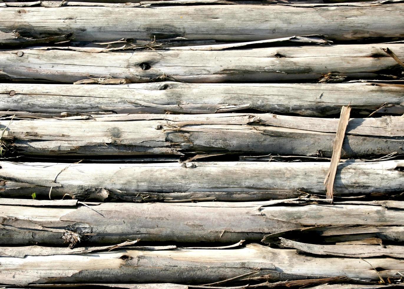 la pared de troncos de madera para el fondo foto