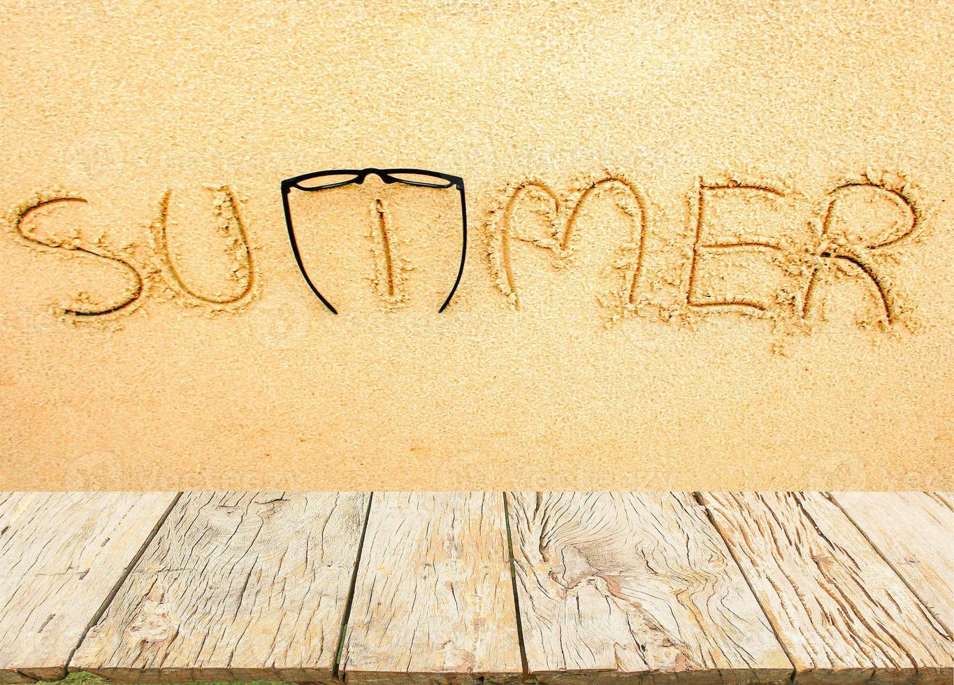 la palabra verano en la arena foto