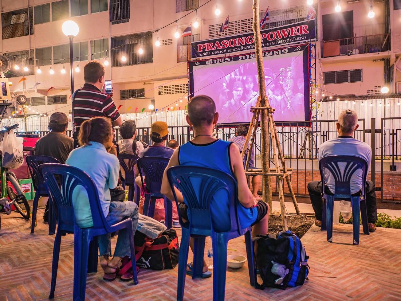 bangkok.thailand - 22 de noviembre de 2018.personas desconocidas vienen a visitar el festival loi krathong en el canal khlong ong ang y ver cine al aire libre en la ciudad de bangkok, tailandia. foto