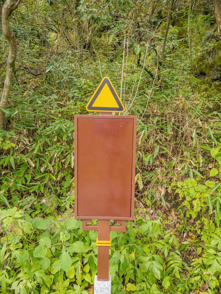 señal de advertencia en blanco en la montaña, objeto simulado foto