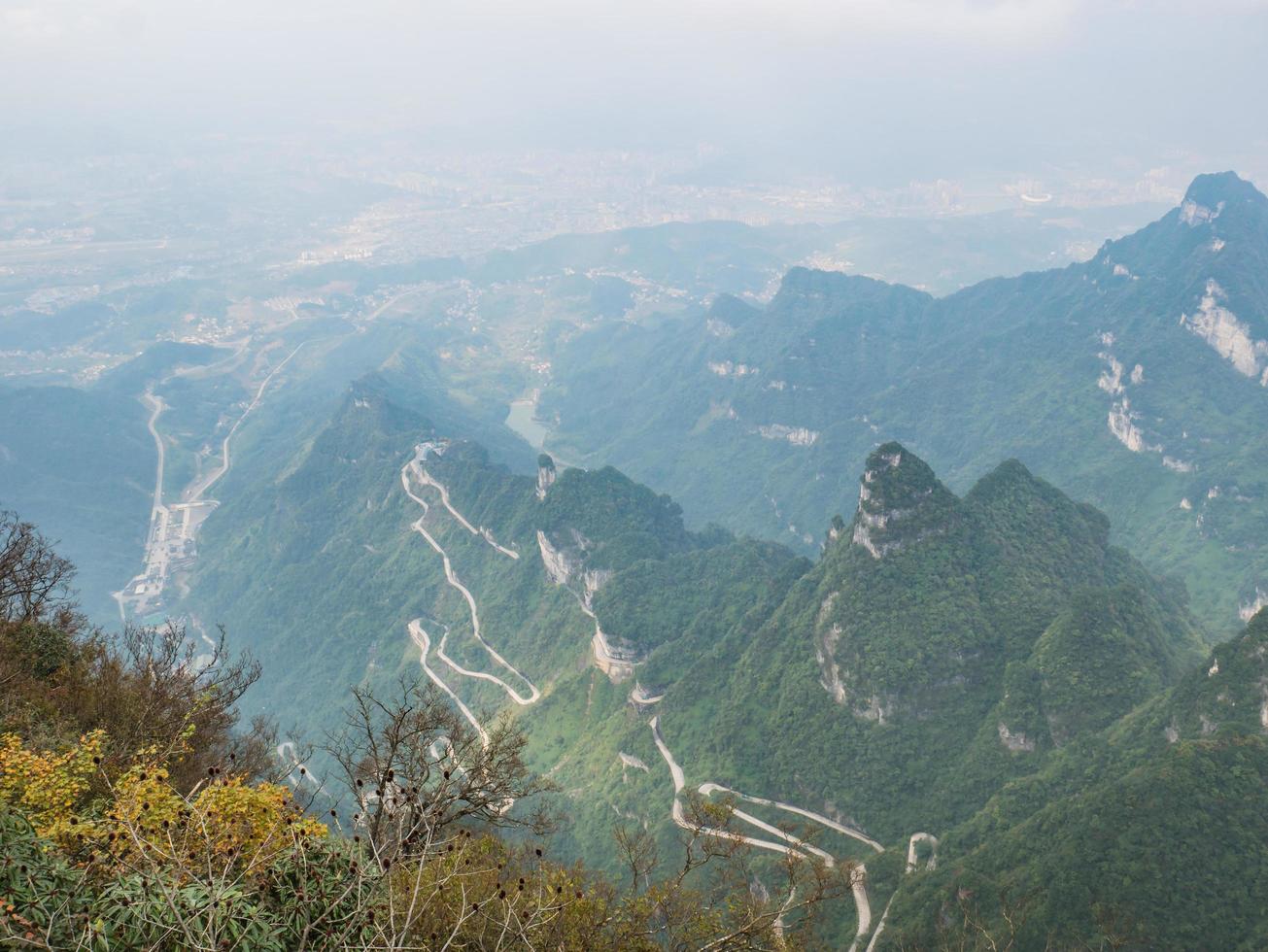 hermosa vista superior de la carretera tongtian la carretera sinuosa 99 curvas camino a la puerta del cielo, zhangjiagie, parque nacional de la montaña tianmen, hunan, china foto