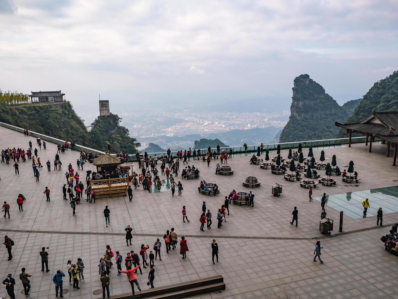 zhangjiajie.china-15 de octubre de 2018.multitud de turistas en la cueva de la puerta del cielo del parque nacional de la montaña tianmen en la ciudad de zhangjiajie china.destino de viaje de la ciudad de hunan zhangjiajie china foto