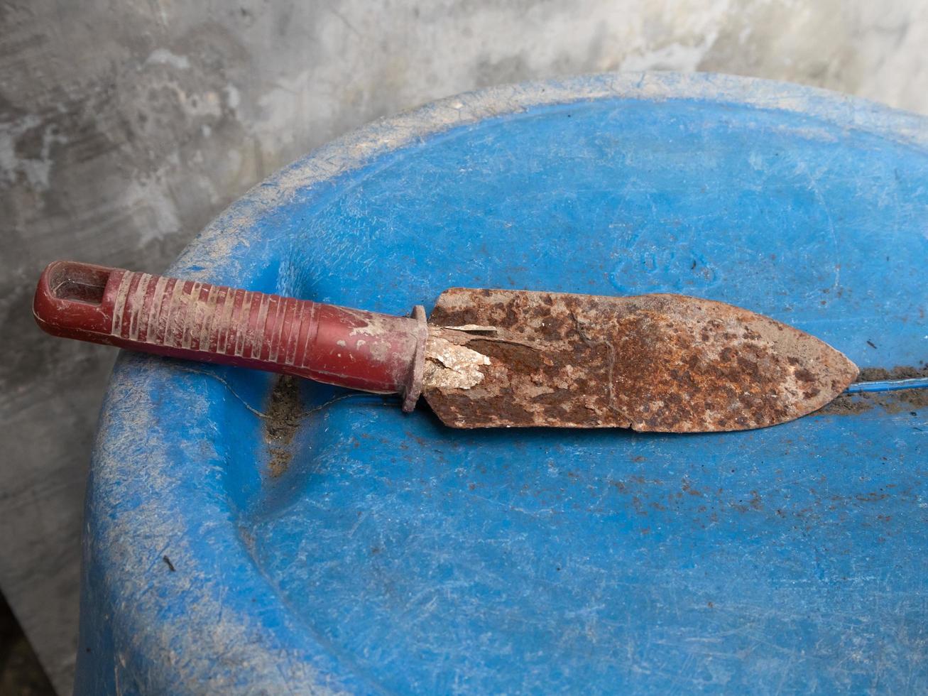 un raspador oxidado en el tambor foto