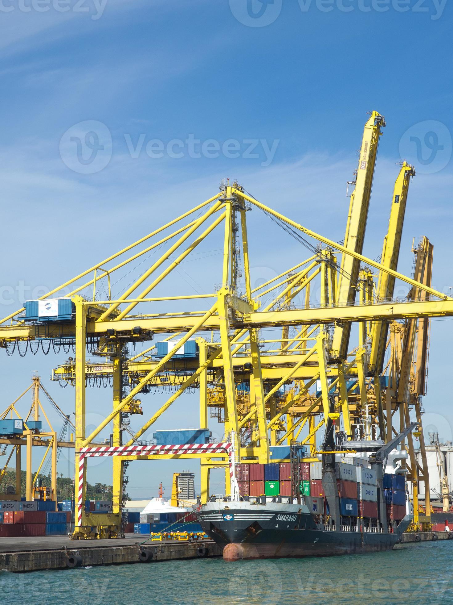 Barcelona city at the mediterranean sea 11229101 Stock Photo at Vecteezy 