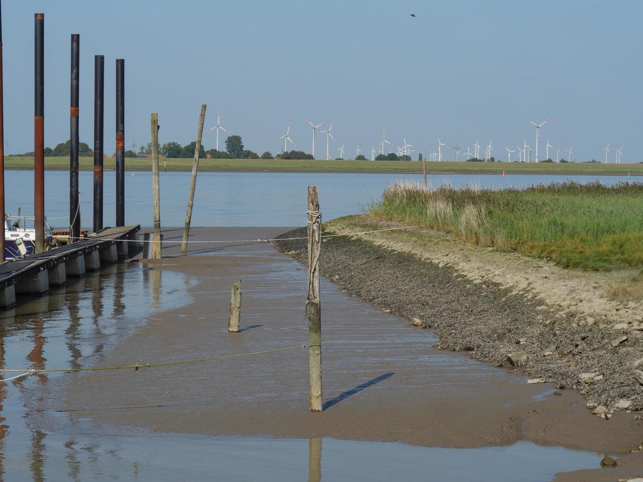 ditzum,alemania,2020-el pequeño pueblo de ditzum en el río ems en alemania foto