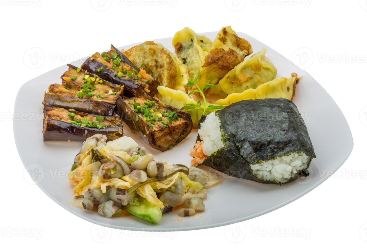 comida tradicional japonesa en el plato y fondo blanco foto