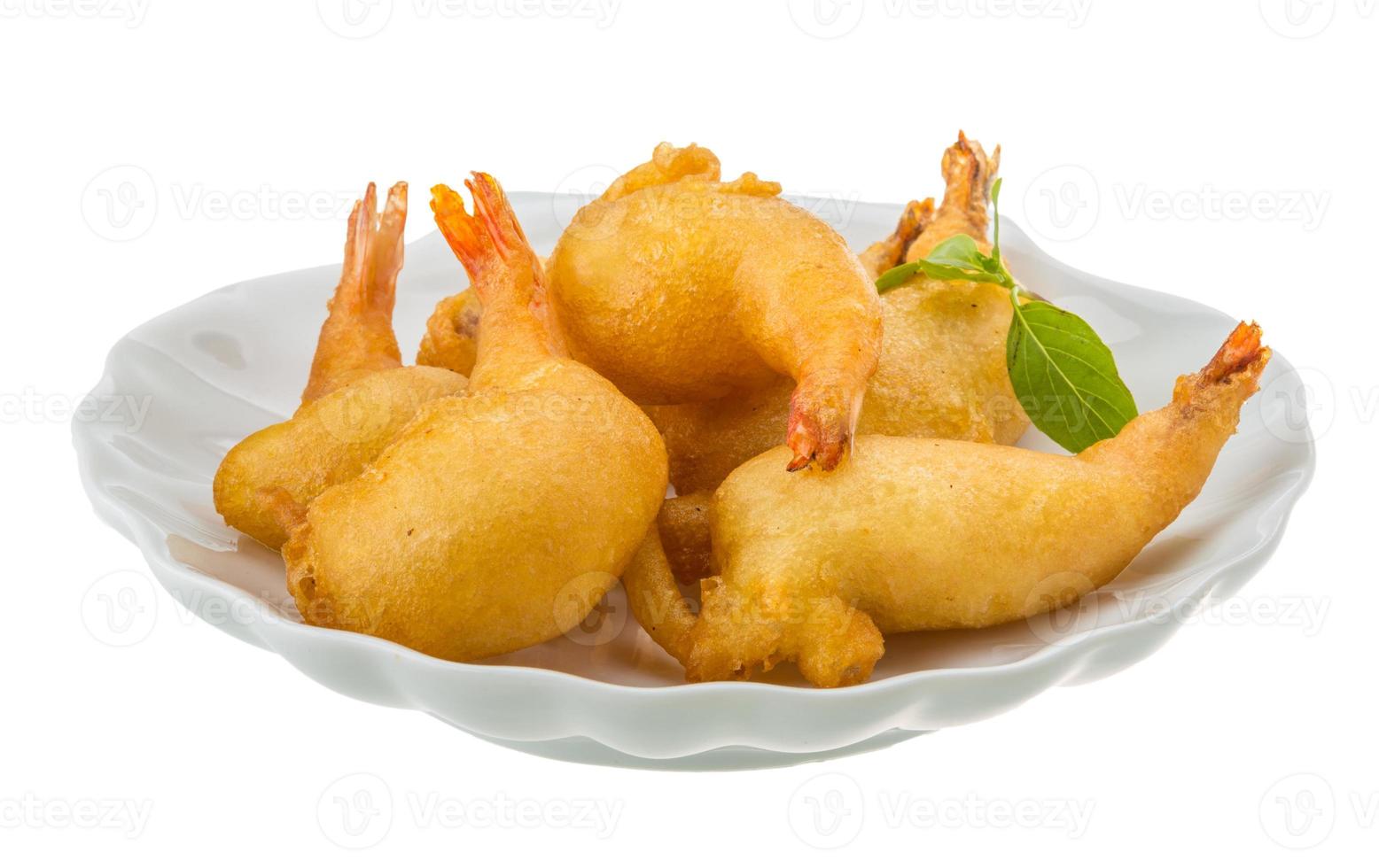 tempura de camarones en el plato y fondo blanco foto