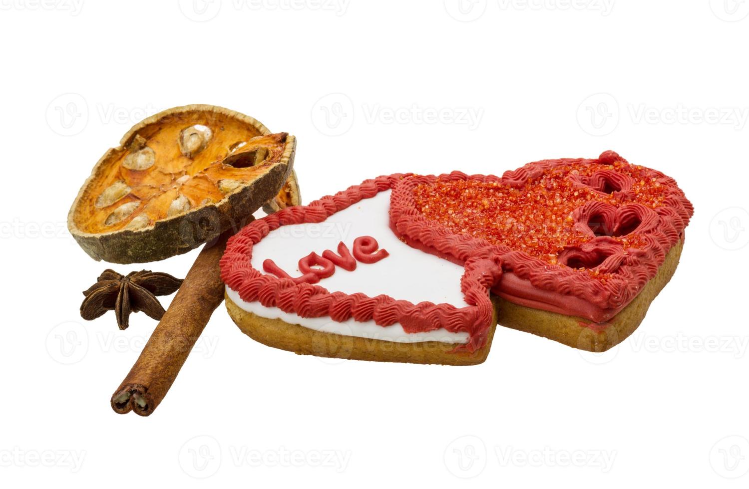 Galletas de San Valentín sobre fondo blanco. foto