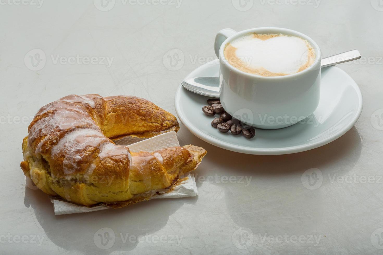 capuchino sobre fondo blanco foto