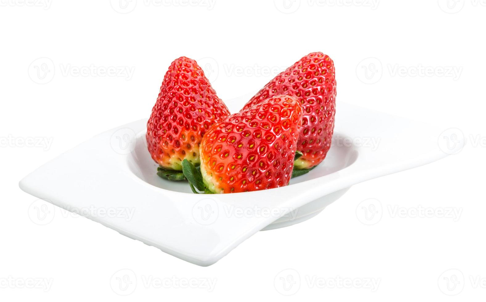 fresa en un recipiente sobre fondo blanco foto