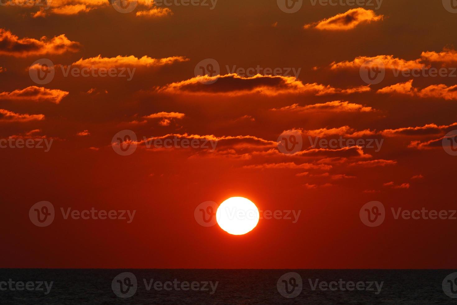 el sol se pone por debajo del horizonte en el mar mediterráneo en el norte de israel. foto