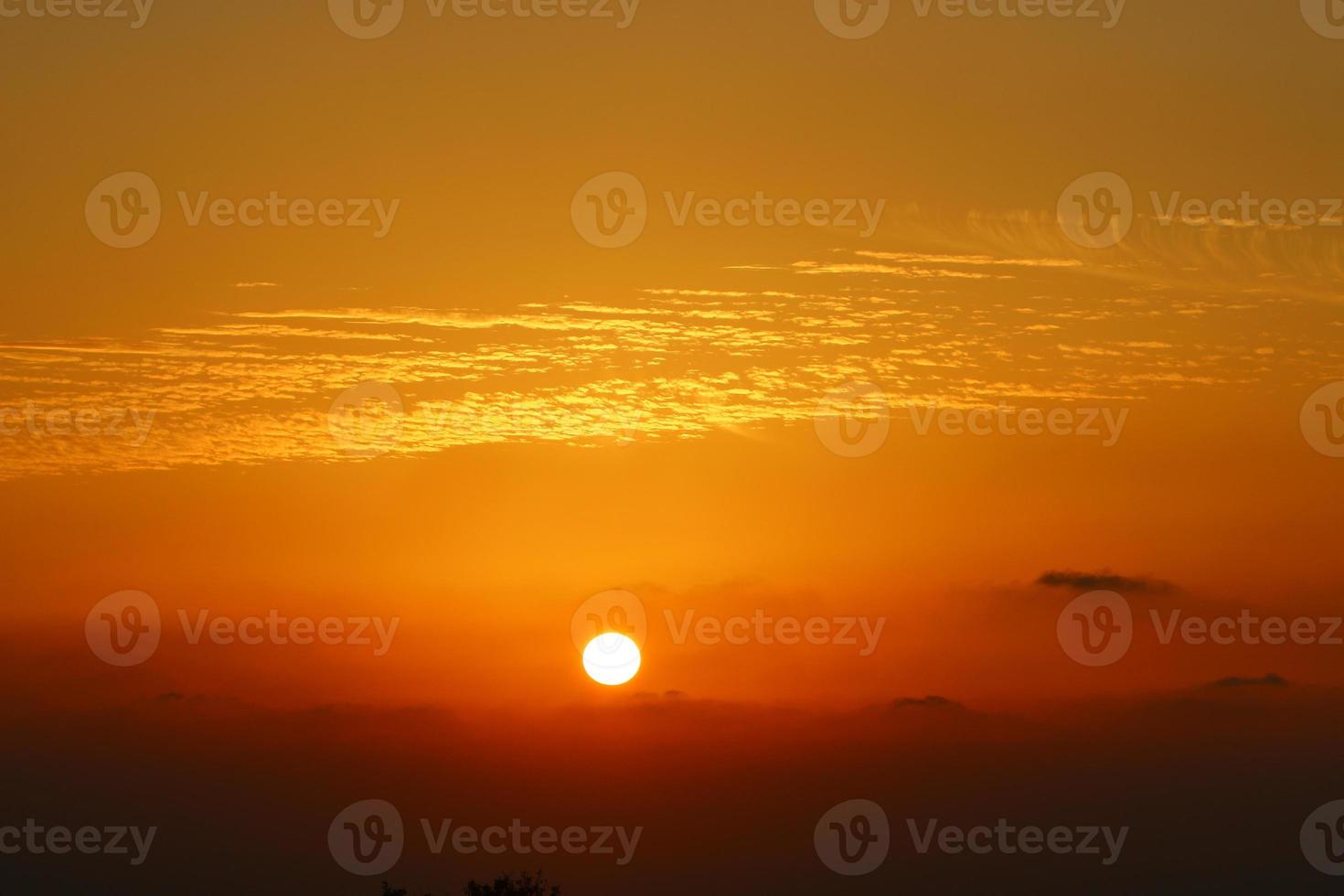 el sol se pone por debajo del horizonte en el mar mediterráneo en el norte de israel. foto