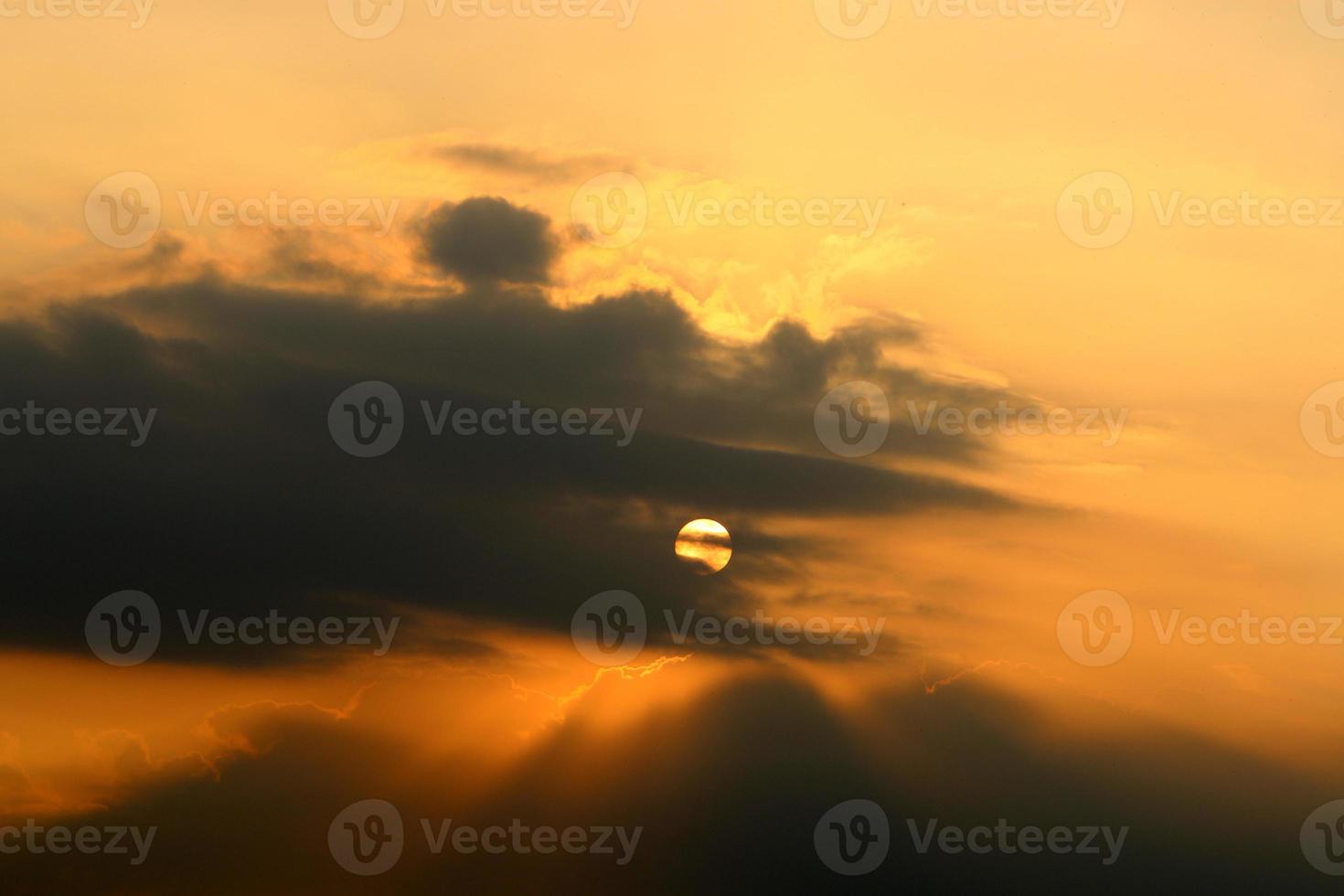 el sol se pone por debajo del horizonte en el mar mediterráneo en el norte de israel. foto