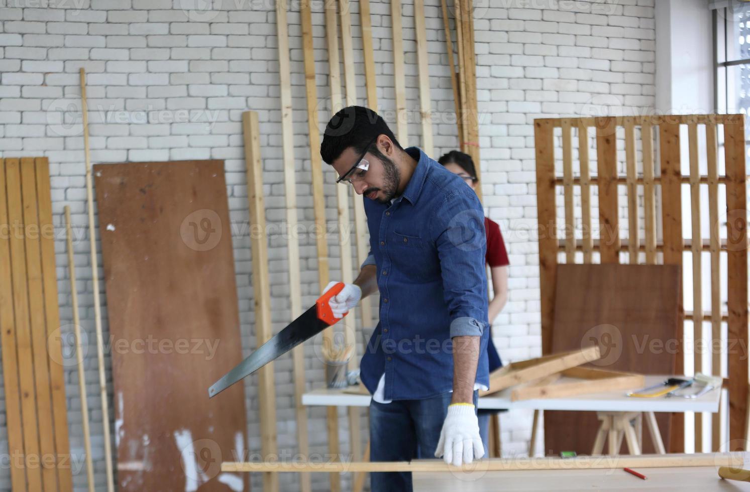 carpintero moliendo productos de carpintería con tallas, acabado de carpintería en la fabricación de carpintería foto