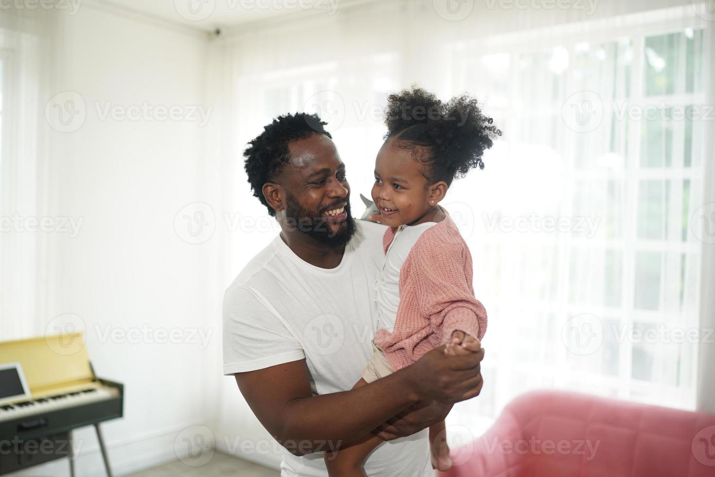 familia multiétnica alegre y su ocio en casa foto