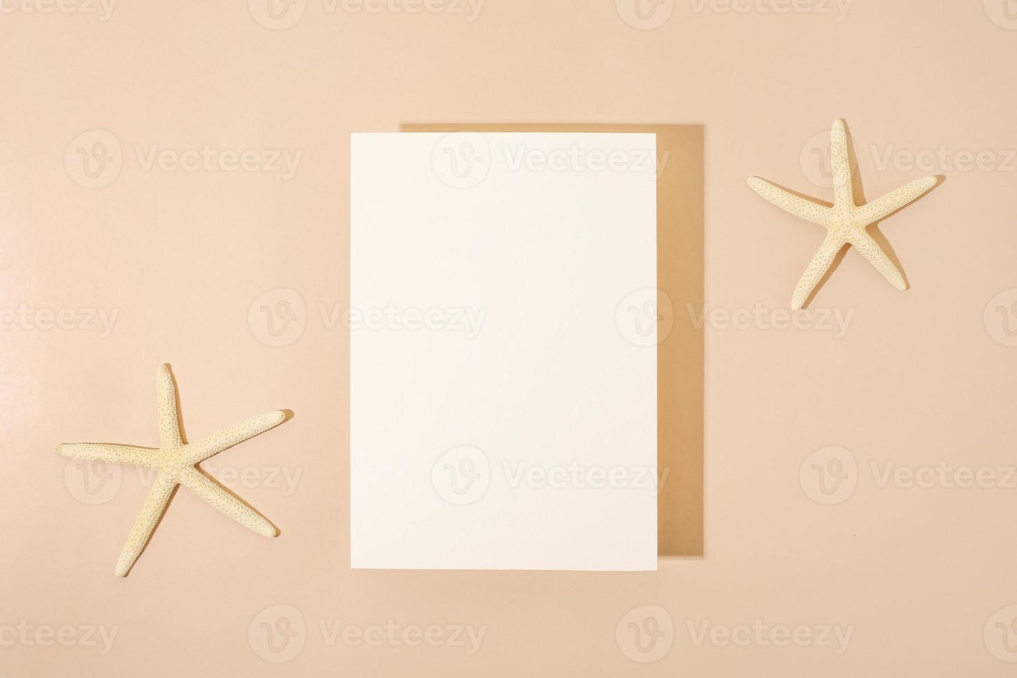 mar de estrellas de mar, maqueta de tarjeta de papel y sandalias sobre fondo beige de playa. fondo de verano. textil decorativo. objeto aislado. foto