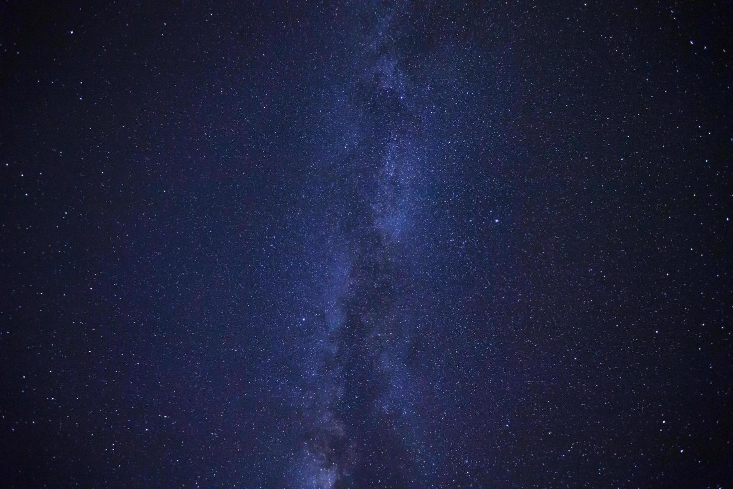 galaxia vía láctea con estrellas y polvo espacial en el universo, fotografía de larga exposición, con grano. foto
