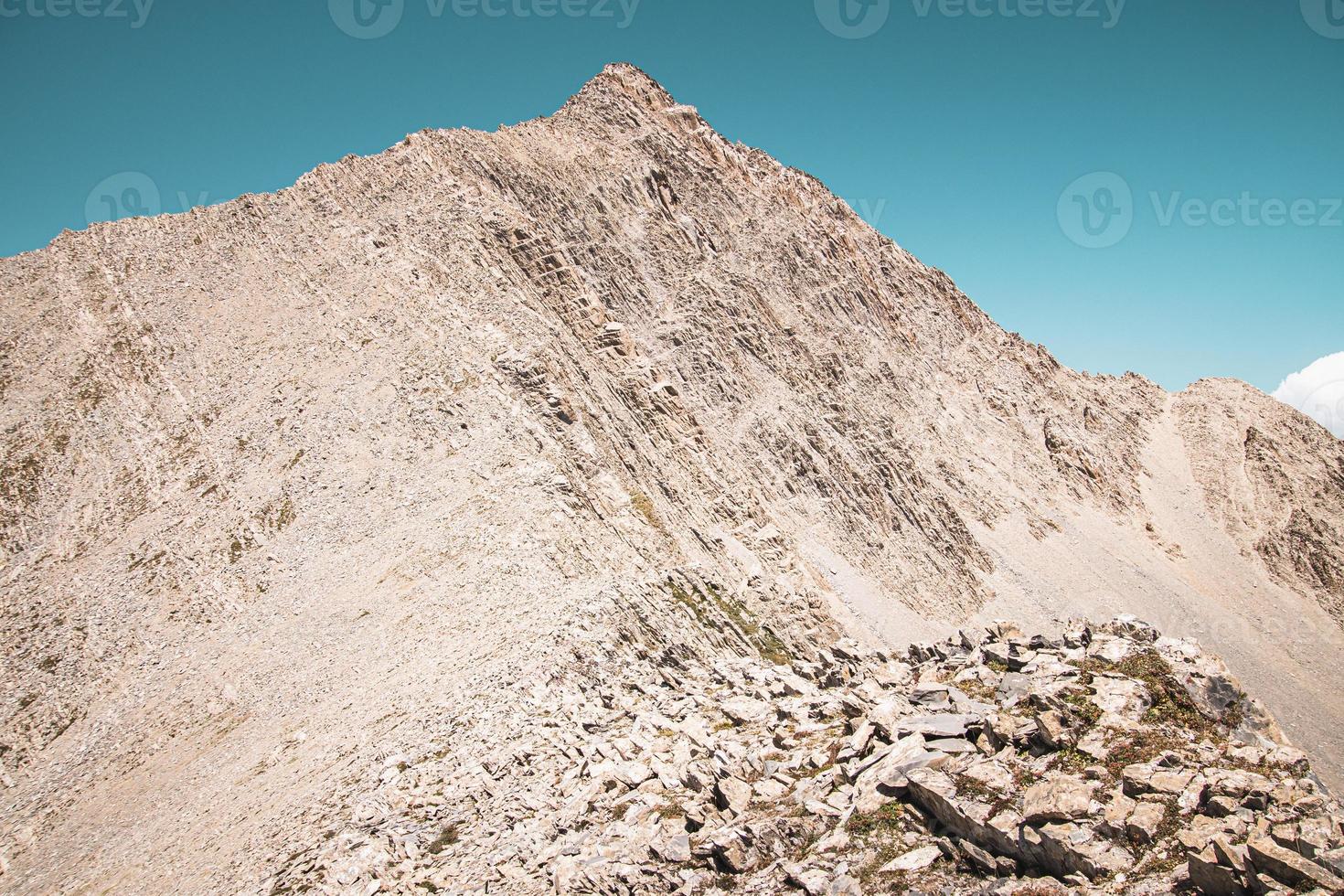 deda ena monte panorama. famosa y peligrosa ruta de senderismo en el parque nacional de kazbegi foto