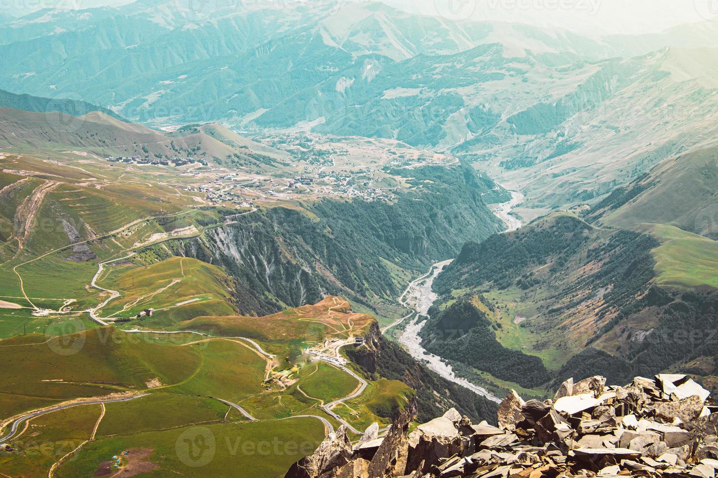 vuelo aéreo sobre la vista del parque nacional kazbegi en las montañas del cáucaso. rusia georgia amistad monumento de pie en gudauri y vista cinematográfica montañas del cáucaso imágenes ultrahd 4k foto