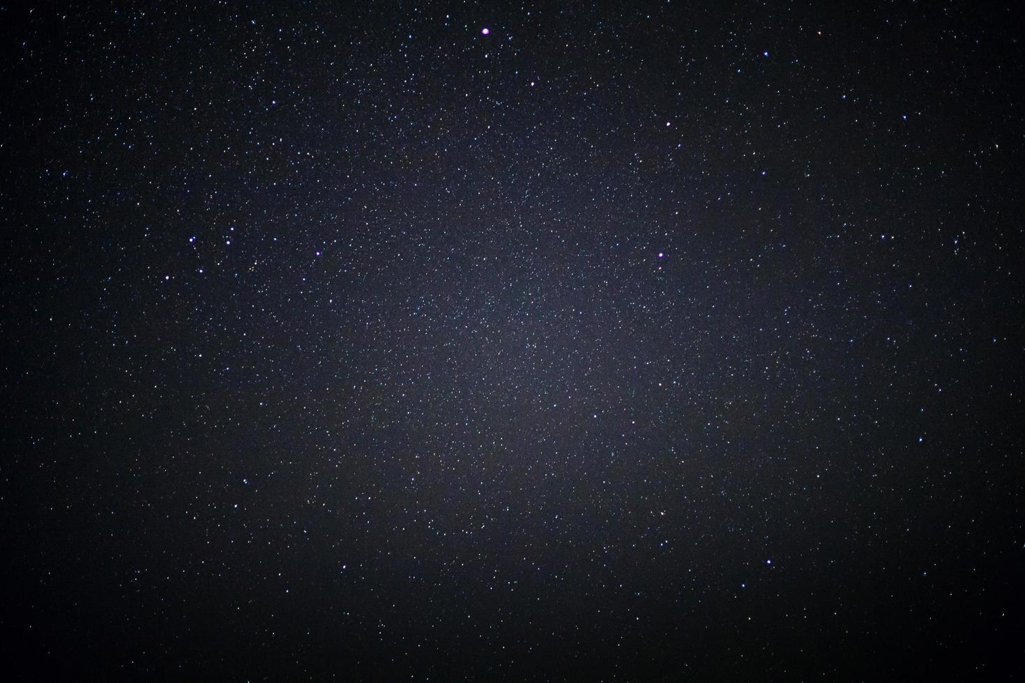 cielo nocturno estrellado y galaxia de la vía láctea con estrellas y polvo espacial en el universo foto