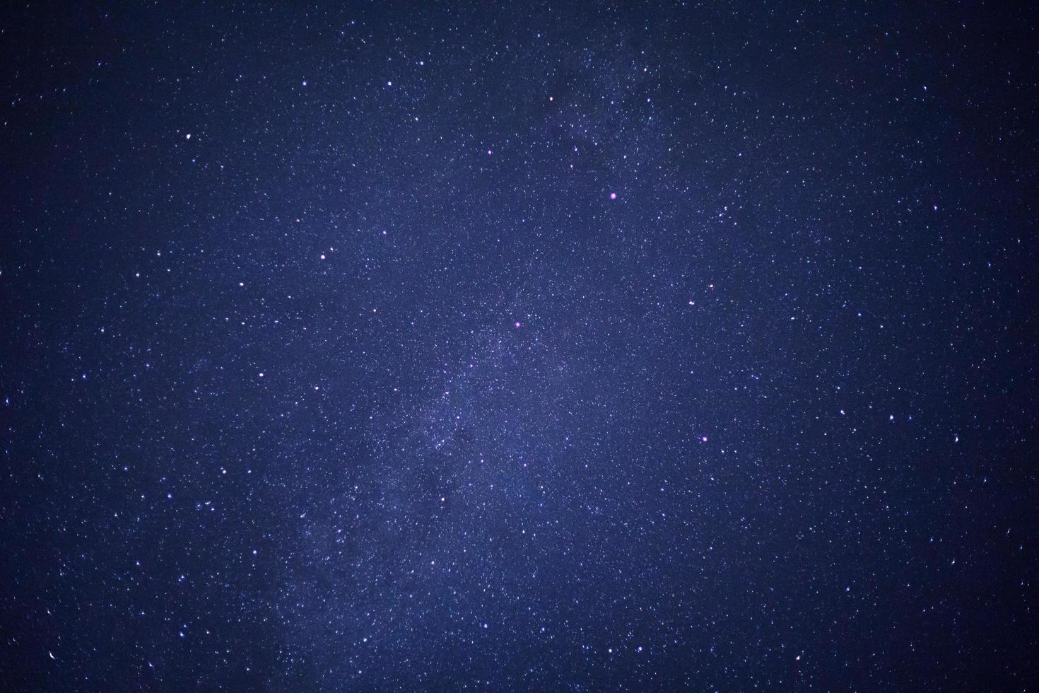 galaxia vía láctea con estrellas y polvo espacial en el universo, fotografía de larga exposición, con grano. foto