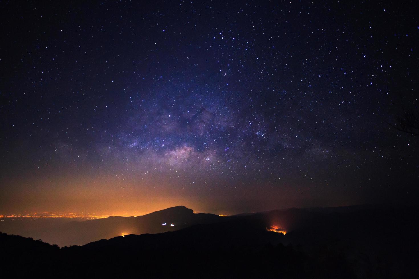 galaxia de la vía láctea con estrellas y polvo espacial en el universo en doi inthanon chiang mai, tailandia foto