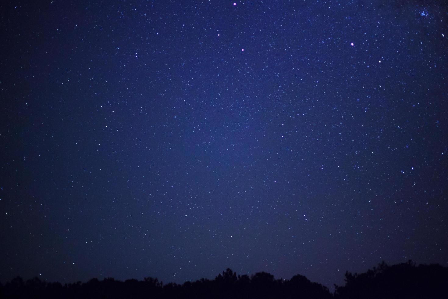 cielo nocturno estrellado y galaxia de la vía láctea con estrellas y polvo espacial en el universo foto