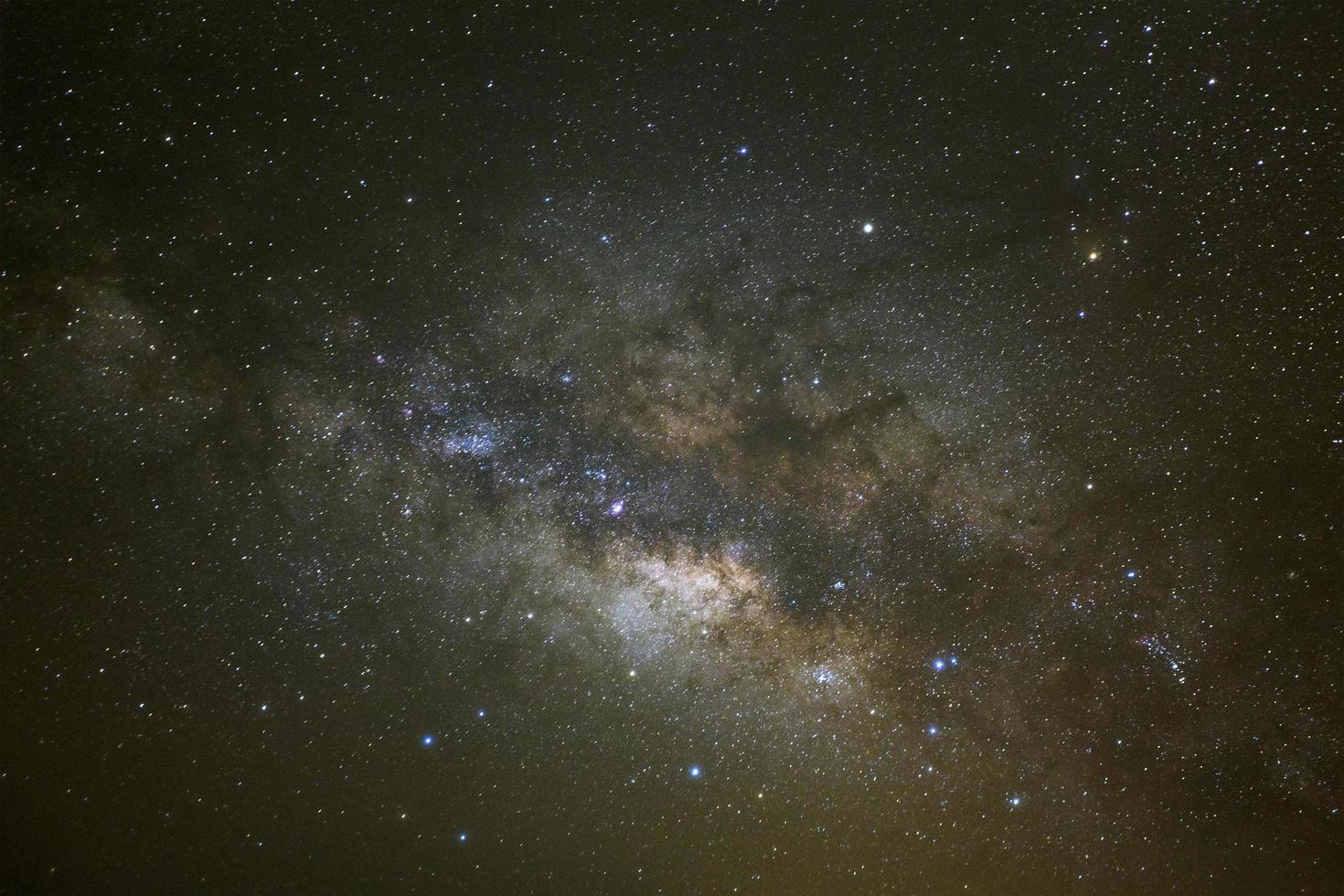 galaxia vía láctea con estrellas y polvo espacial en el universo, fotografía de larga exposición, con grano. foto