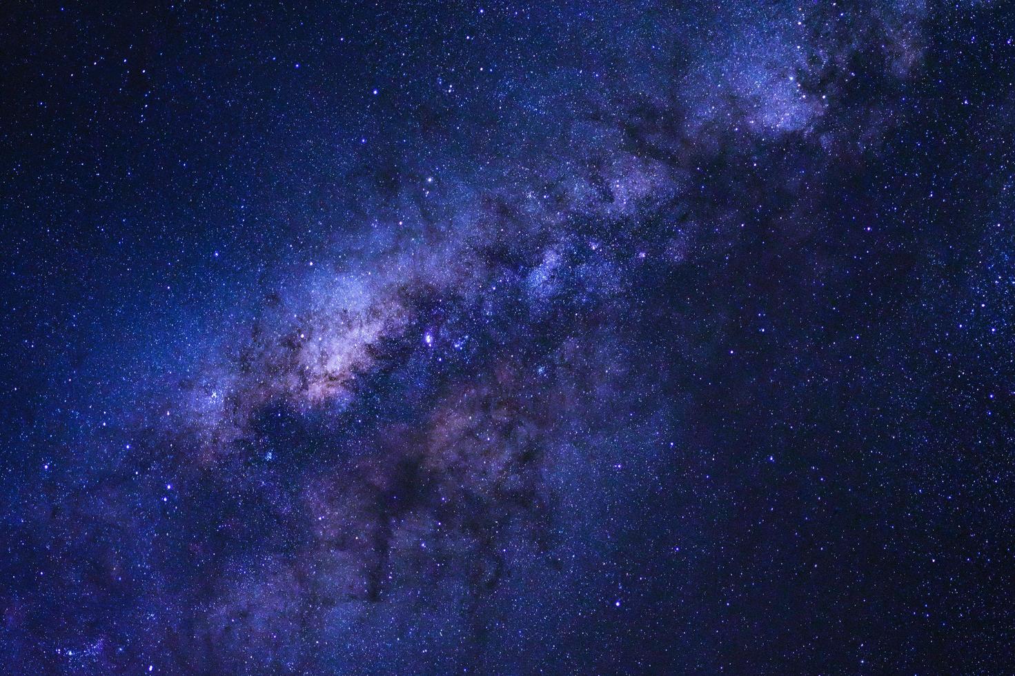 cielo nocturno estrellado y galaxia de la vía láctea con estrellas y polvo espacial en el universo foto