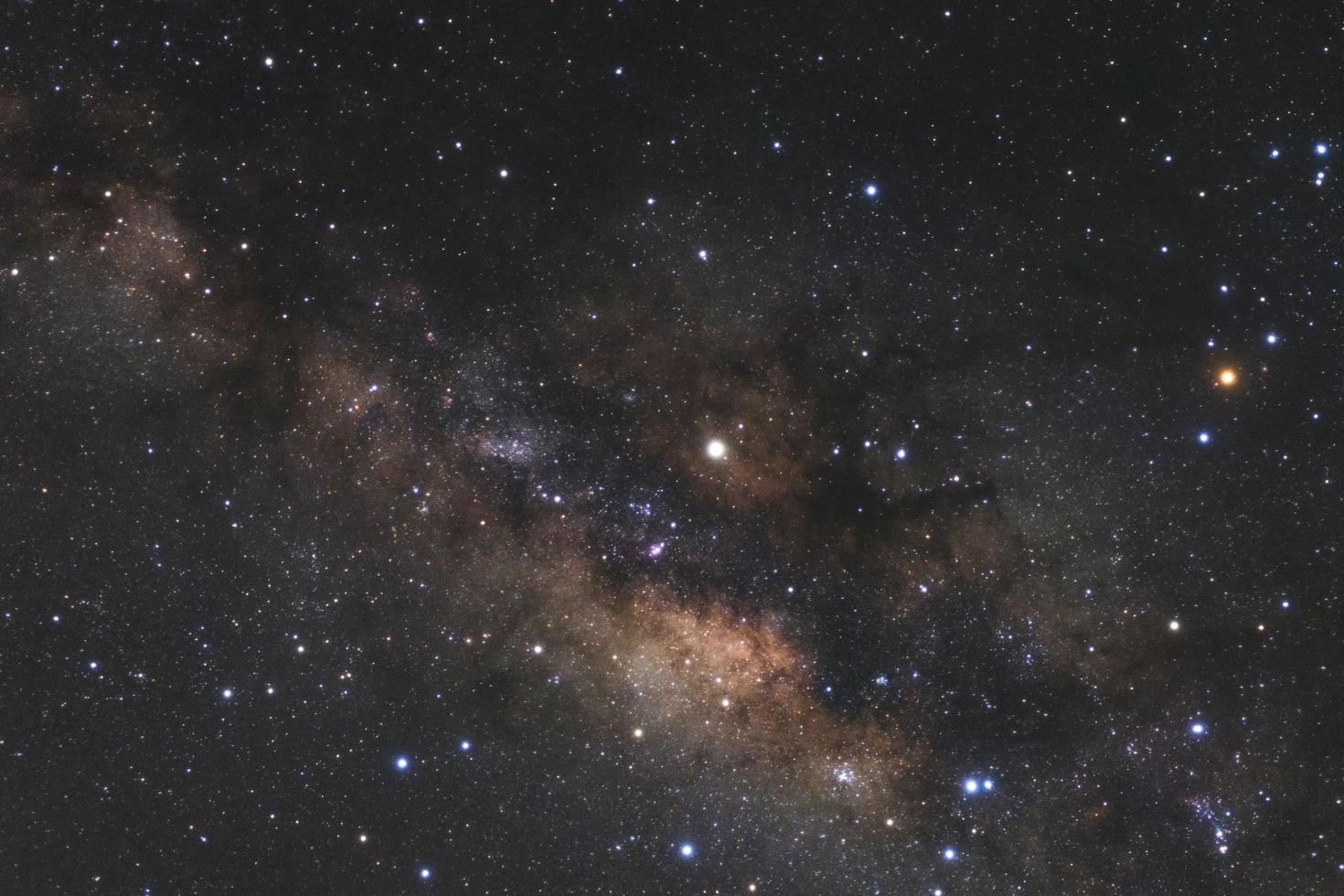 galaxia vía láctea con estrellas y polvo espacial en el universo foto