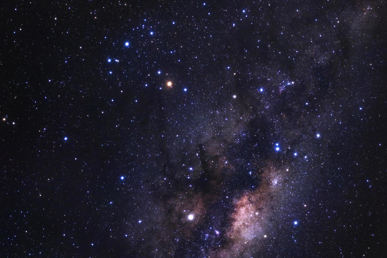 galaxia vía láctea con estrellas y polvo espacial en el universo foto