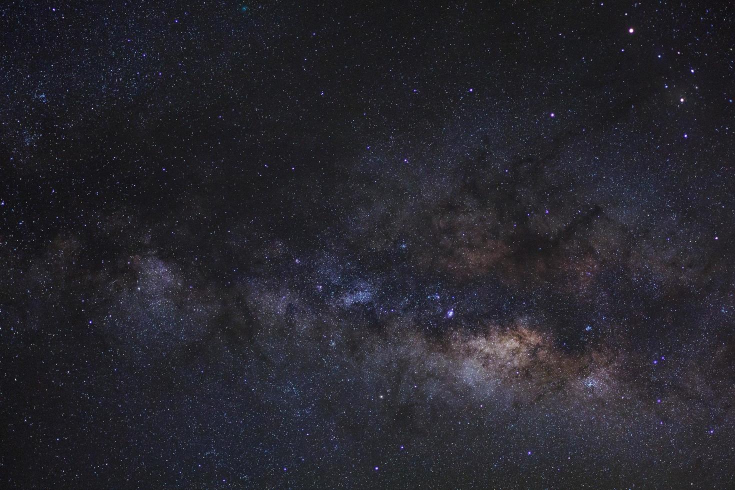 galaxia claramente vía láctea con estrellas y polvo espacial en el universo foto