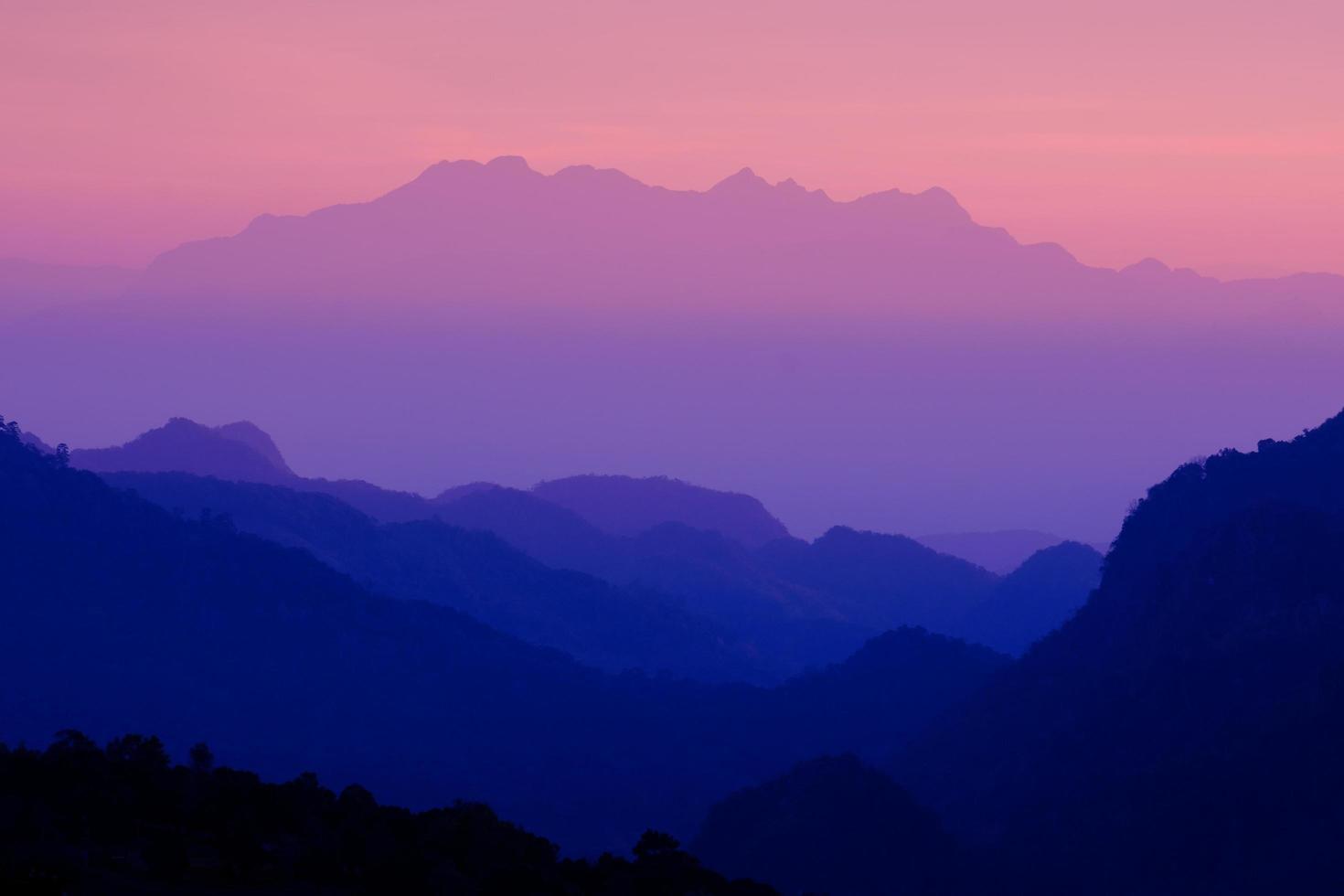 hermoso paisaje montañoso al atardecer en el mirador de monson doi angkhang, chaingmai tailandia foto