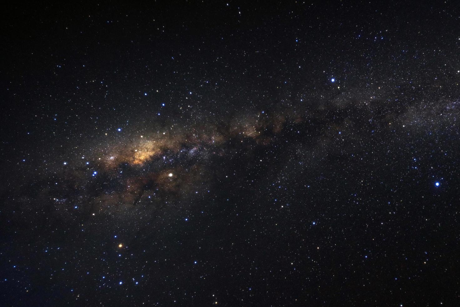 galaxia vía láctea con estrellas y polvo espacial en el universo foto