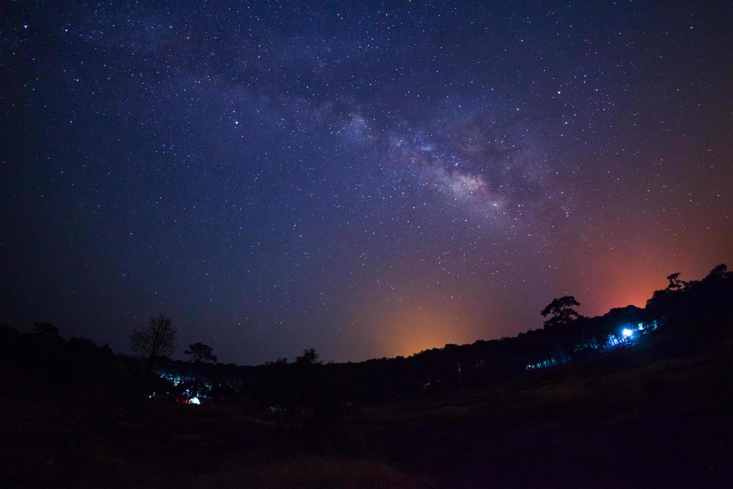 galaxia paisajística de la vía láctea con estrella y polvo espacial en el universo, fotografía de larga exposición, con grano. foto