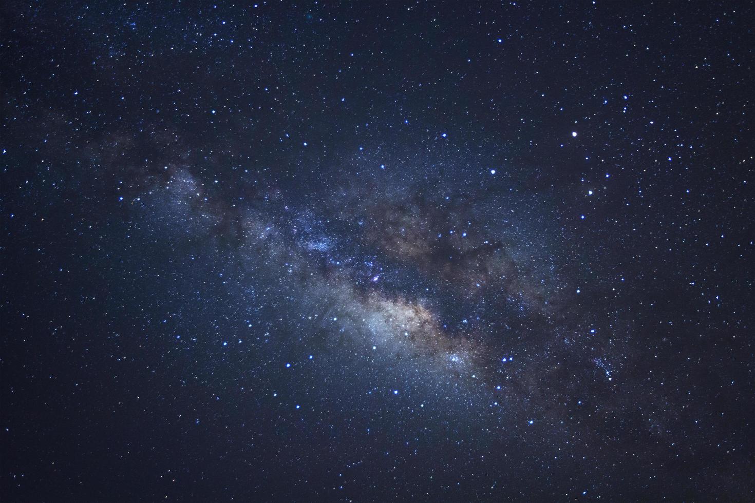 galaxia vía láctea con estrellas y polvo espacial en el universo, fotografía de larga exposición, con grano. foto