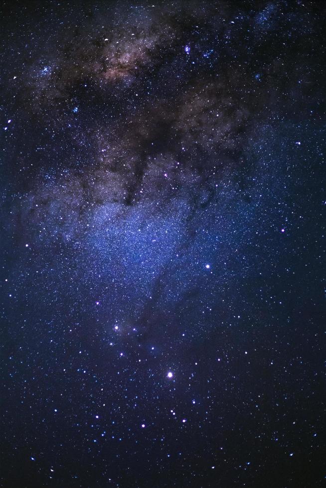 el centro de la galaxia de la vía láctea y el polvo espacial en el universo, cielo estrellado nocturno con estrellas foto
